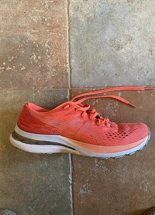 Жіночі бігові кросівки asics gel-kayano 28