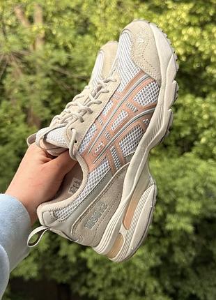 Кросівки жіночі asics пудрові