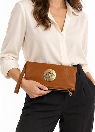 Жіночий клатч коньячного кольору з емблемою mulberry та ремінцем на зап’ястя