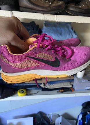 Жіночі оригінальні бігові жіночі кросівки nike air zoom fly 2 у яскравому рожево-фіолетовому кольорі