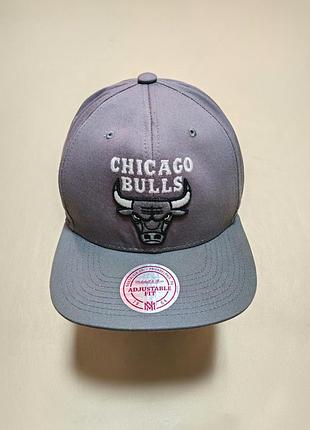 Клубная кепка chicago bulls от бренда mitchell &amp; ness nba унисекс