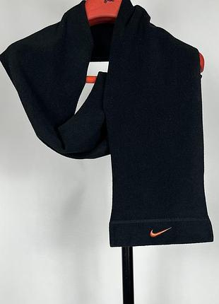 Nike спортивний флісовий шарфик в чорному кольорі з вишивкою логотип бренду