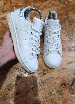 Оригинальные демисезонные кожаные кроссовки adidas stan smith j white ee8483