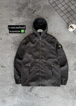 Чоловіча куртка stone island вітрівка сіра графітова з обʼємними кишенями з капюшоном