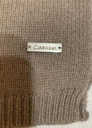 Трикотажний шарф від бренду calvin klein.