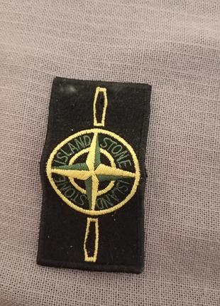 Фірмовий патч італійського бренду одягу stone island, відомий у вуличній культурі як «стоник».