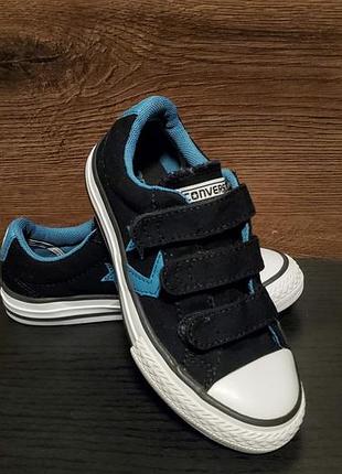 Детские кеды converse star player ev 2v ox черного цвета с блактными акцентами и застежками на липучках.