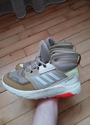 Осінньо- весняні високі кросівки на мембрані adidas terrex