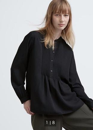 Чорна блуза uniqlo з плісуванням та коміром-стійкою