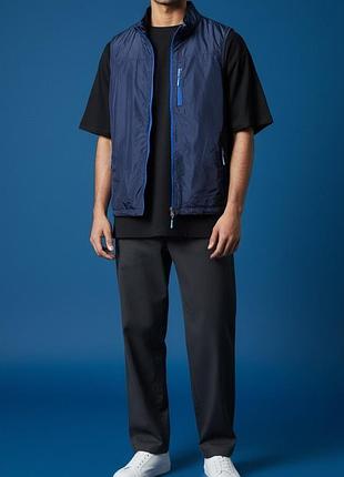 Синий спортивный жилет на молнии с флисовой подкладкой от бренда tailorbyrd full zip fleece lined performance vest.