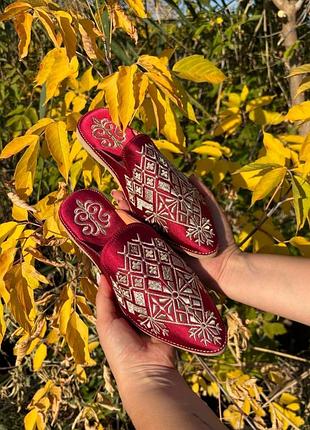 Вишукані оксамитові мюлі з вишивкою