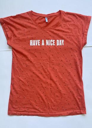 Женская яркая коралловая футболка с надписью «have a nice day» и мелким принтом