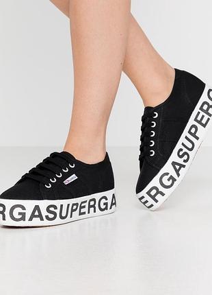 Чорні жіночі кеди на масивній платформі від бренду superga