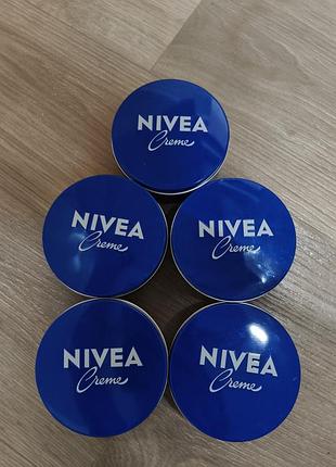Класичний універсальний зволожувальний крем nivea creme у фірмових синіх металевих бляшанках. 250мл. нівеа