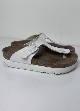 Белые сандалии-вьетнамки birkenstock papillio gizeh platform