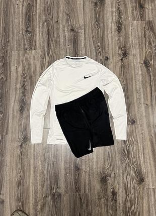 Форма для тренування nike pro running