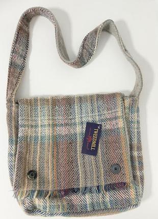 Вовняня сумка через плече від британського бренду tweedmill textiles із переробленої вовни в різнокольорову клітинку з декоративною бахромою
