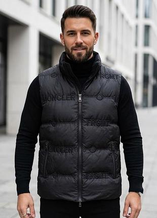 Чорний пуховий жилет із колаборації moncler genius x frgmt (дизайнер хіросі фудзівара).