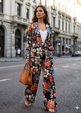Шовковистий квітковий костюм zara basic (блейзер із поясом та широкі штани), р. s