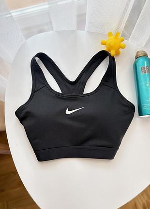 Чорний спортивний топ з чашечками nike