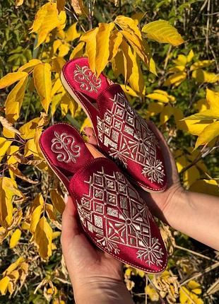 Вишукані бордові вишиті мюлі