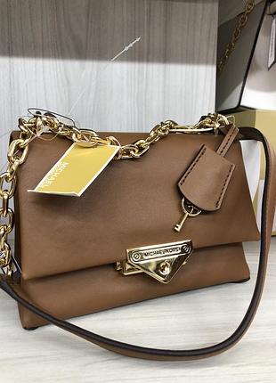 Жіноча сумка кросс-боді michael kors cece у коричневому кольорі (відтінок luggage / acorn) із золотистою фурнітурою.