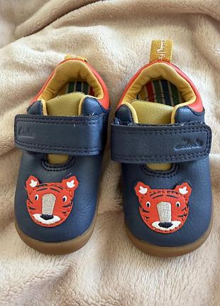 Шкіряні дитячі кросівки / пінетки clarks з тигром (розмір 3.5 uk / 18.5 eu)