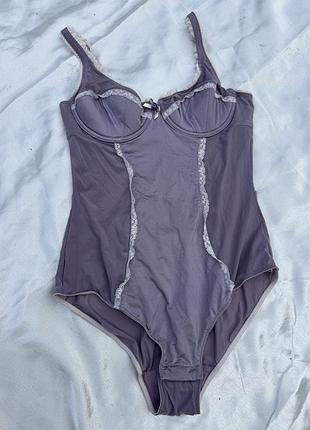 Вишукане мереживне боді-корсет c&a lingerie / бузкове боді з чашками на кісточках (75b)