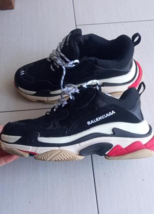Кросівки balenciaga triple s чорно-білі з червоними акцентами
