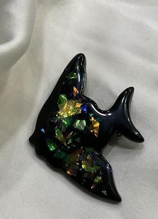 ✨🐠✨ винтажная брошка радужная рыбка из люцит/ смола с фольгированным эффектом foil confetti art deco style 1980и vintage