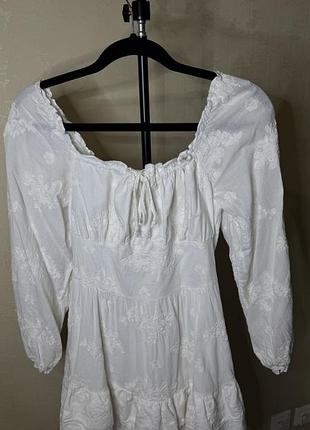 Сукня міді жіноча біла з вишивкою
