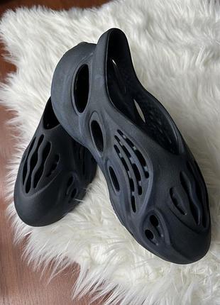 Кросівки жіночі yeezy foam runner.