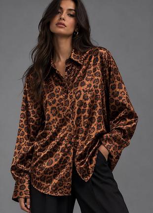 Жіноча атласна oversize сорочка з леопардовим принтом