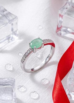 Серебряная кольца lover с овальной вставкой изумруда и фианитами (1762943)