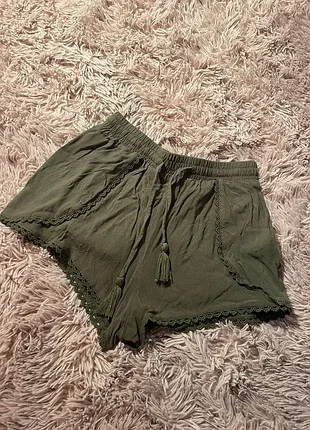 Оливковые шорты primark с рюшами