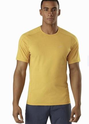 Жовта спортивна футболка arcteryx