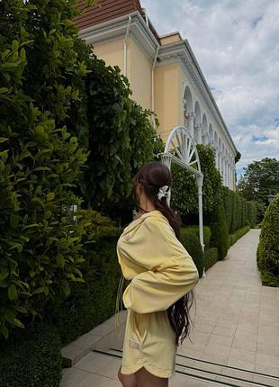 Велюровий костюм з нашивками та капюшоном банановий 42-46