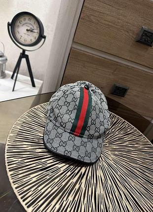 Кепка від бренду gucci