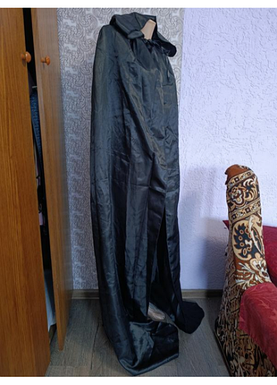 Довгий плащ чорного кольору з капюшоном. 3