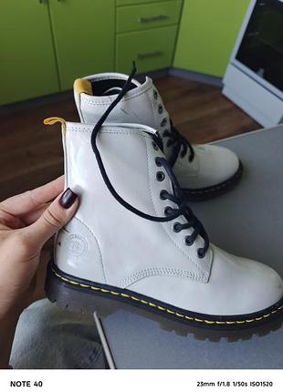 Черевики жіночі dr. martens лакові на флісі білі
