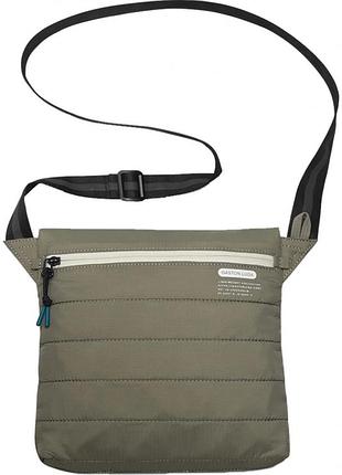 Сумка-месенджер gaston luga lightweight crossbody (також відома в лінійці як lightweight daybag) у захисному оливковому кольорі