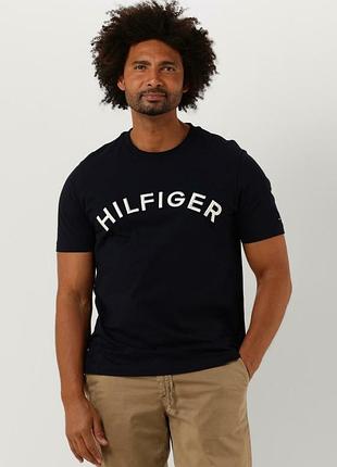 Темно-синя футболка tommy hilfiger з вигнутим білим написом «hilfiger» на грудях