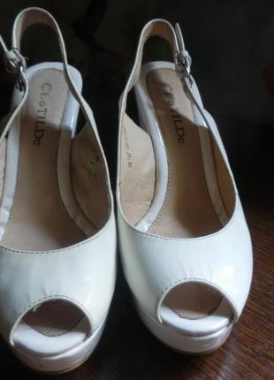 Фірмові лакові туфлі,босоніжки, 170 грн.