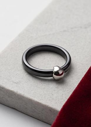 Серебряная кольца lover с черной керамикой и серебряной вставкой каплевидной формы (1444313)