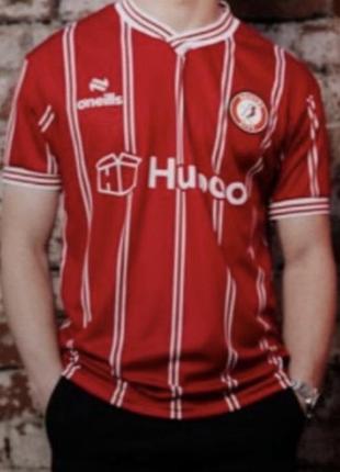 Червоно-біла смугаста спортивна футболка o'neills bristol city сезону 2023/24 для хлопчиків 13 років.
