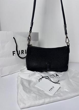 Лаконічна чорна шкіряна сумка-багет furla atena зерниста теляча шкіра