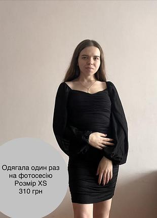 Чорна базова сукня