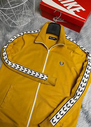 Жовта олімпійка на лампасах чоловіча fred perry л розмір в чудовому стані