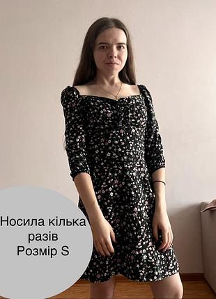 Коротка сукня в ідеальному стані в квітковий принта