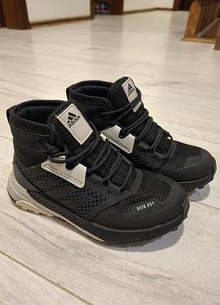 Кросівки дитячі adidas трекінгові чорні, розмір 30, устілка 17.8 см, натуральна шкіра